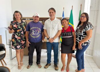Prefeito de José de Freitas recebe educadores para dialogar sobre rateio do Fundeb