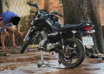 Câmera de segurança  flagra furto de motocicleta em José de Freitas