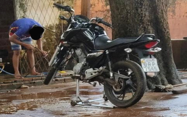 Câmera de segurança flagra furto de motocicleta em José de Freitas