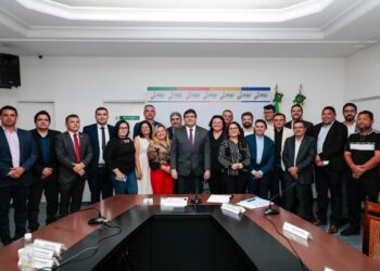 Rafael Fonteles recebe prefeitos no Karnak e propõe parcerias e ações para os municípios