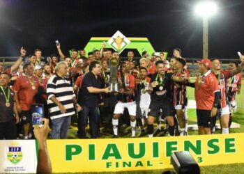 Rafael Fonteles entrega taça ao vencedor do Campeonato Piauiense 2023