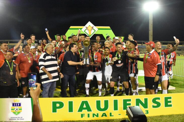 Rafael Fonteles entrega taça ao vencedor do Campeonato Piauiense 2023