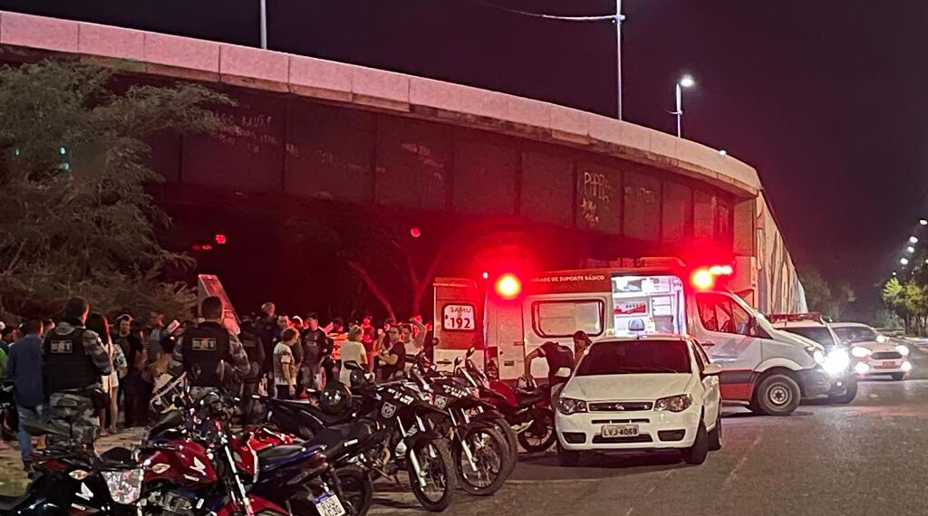 Motoqueiro é supostamente “trancado” por carro e cai da Ponte da Amizade