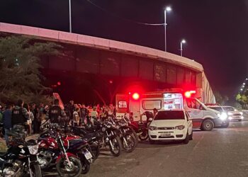 Motoqueiro é supostamente “trancado” por carro e cai da Ponte da Amizade