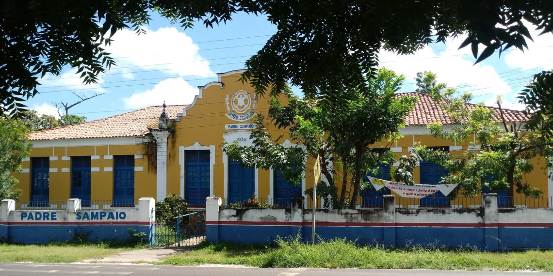 Galho de árvore atinge alunos em escola de José de Freitas