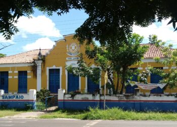 Galho de árvore atinge alunos em escola de José de Freitas