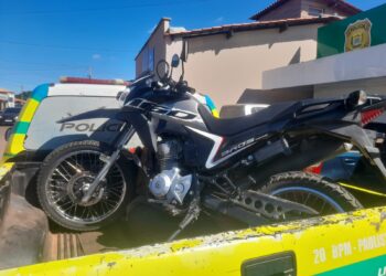 Duas pessoas são presa em José de Freitas acusados de roubar uma motocicleta em Barras.