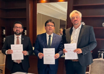 Na Alemanha, Rafael Fonteles assina acordo com empresa interessada em pesquisas sobre hidrogênio verde no Piauí