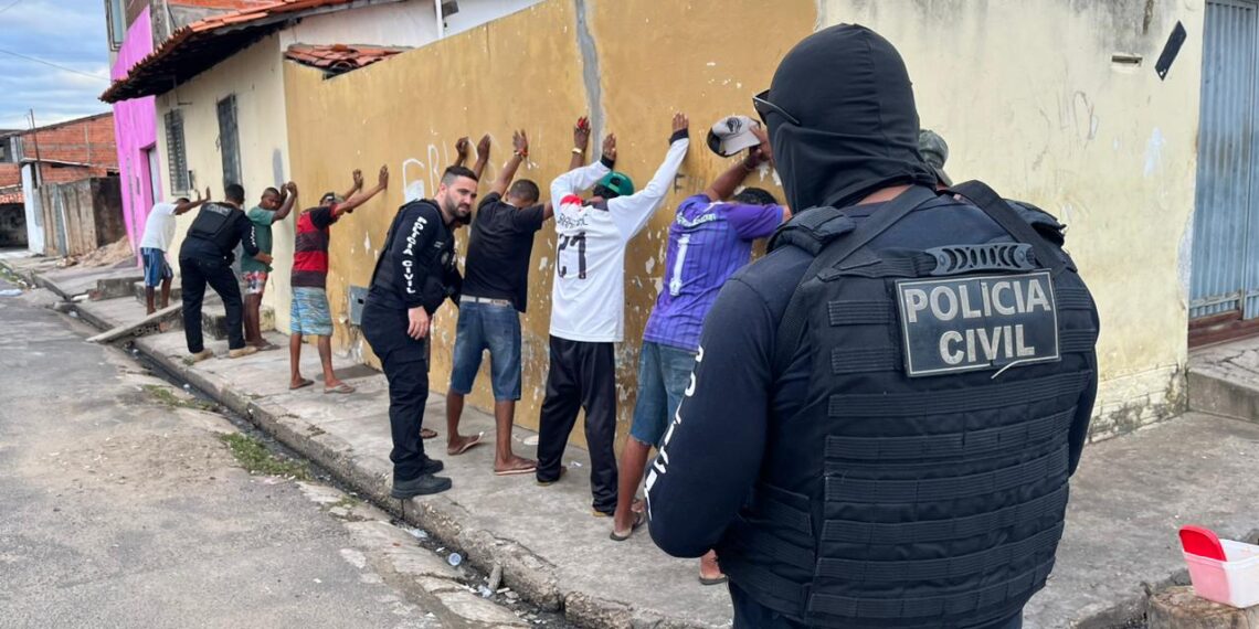 Dois homens são presos e menor apreendido em operação da DEPRE na Vila Jerusalém