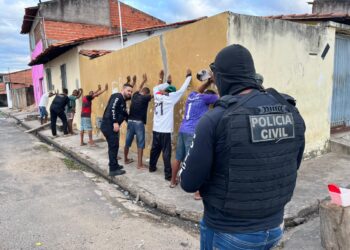 Dois homens são presos e menor apreendido em operação da DEPRE na Vila Jerusalém