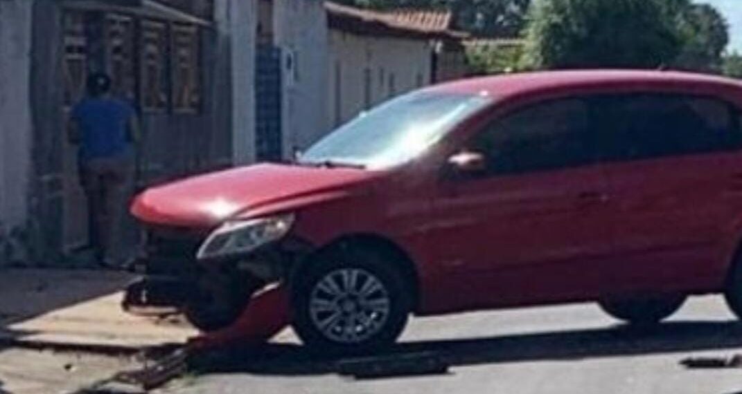 Estudantes ficam feridos em colisão entre moto e carro em José de Freita