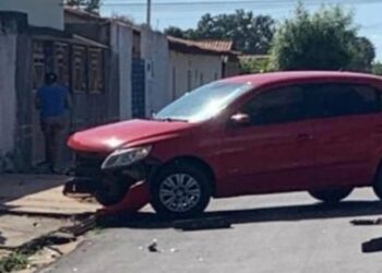 Estudantes ficam feridos em colisão entre moto e carro em José de Freita