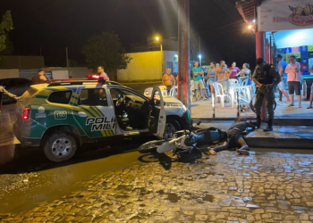 Viatura da PM colide em poste e criminosos são presos durante perseguição em Altos-PI