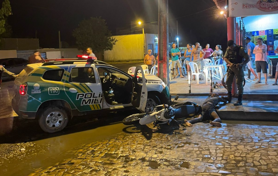 Viatura da PM colide em poste e criminosos são presos durante perseguição em Altos-PI