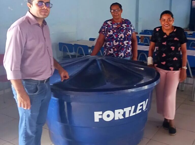 Semed entrega de novos aparelhos de ar condicionado e caixas d’água para escolas em José de Freitas