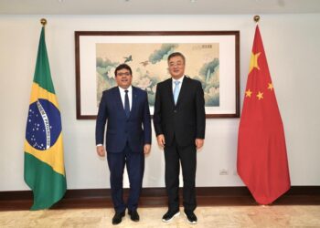 Em Brasília, governador discute viagens aos EUA e China em busca de investimentos