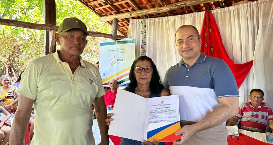 Interpi entrega títulos de terra para famílias de assentamentos em União e Lagoa Alegre