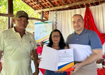 Interpi entrega títulos de terra para famílias de assentamentos em União e Lagoa Alegre
