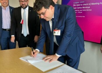 Governador assina termos de cooperação com a Amazon para desenvolvimento tecnológico do Piauí