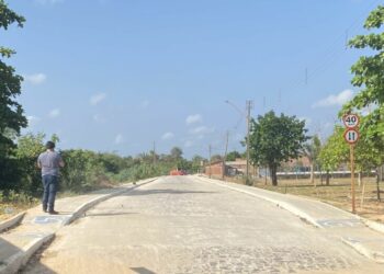 Governo do Estado executa obras de calçamento em bairros de Teresina