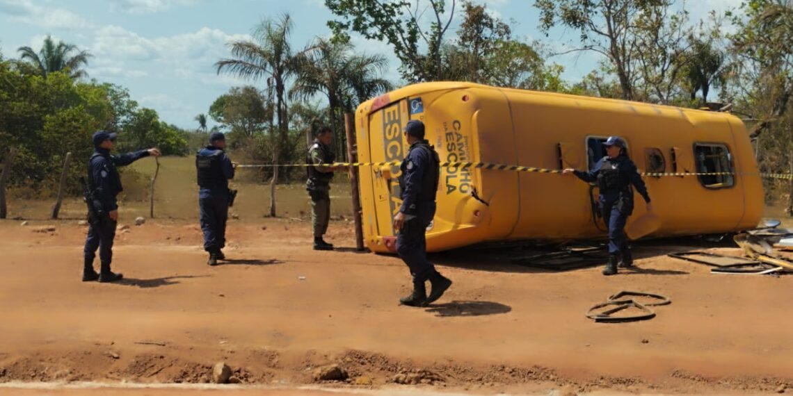 Acidente com ônibus escolar deixa vários alunos feridos e um óbito em José de Freitas