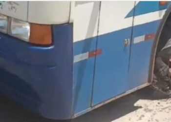 Ônibus que se deslocava para José de Freitas estoura pneu na PI-113
