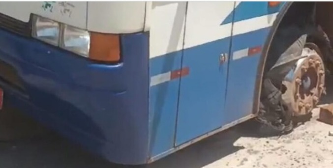 Ônibus que se deslocava para José de Freitas estoura pneu na PI-113