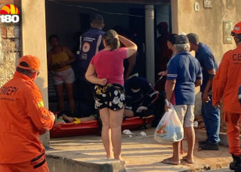 Fossa estoura, duas pessoas caem dentro e ficam feridas na Zona Sul de Teresina