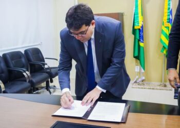 Governador sanciona lei que premia em dinheiro servidores e alunos das escolas públicas com melhor desempenho