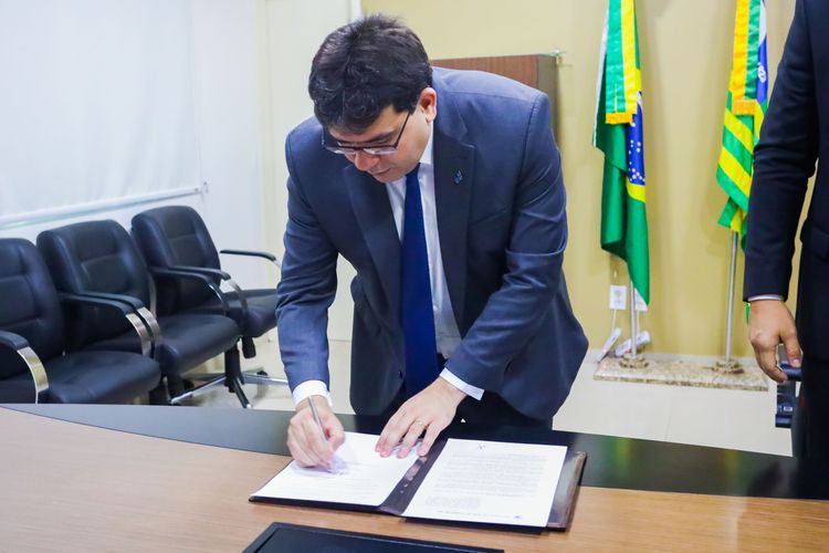 Governador sanciona lei que premia em dinheiro servidores e alunos das escolas públicas com melhor desempenho