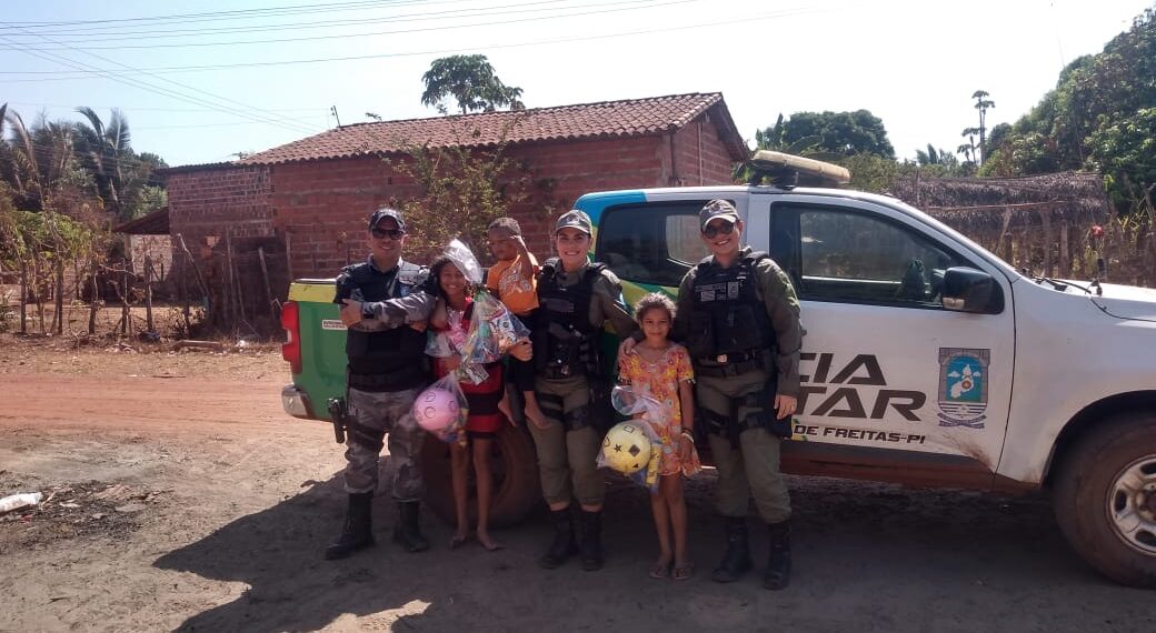 Policiais Militares fazem entrega de brinquedos em comemoração o ‘Dia das Crianças’