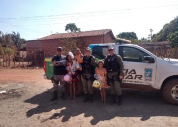 Policiais Militares fazem entrega de brinquedos em comemoração o ‘Dia das Crianças’