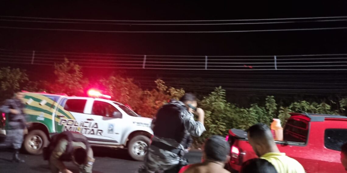 Dois homens foram presos em José de Freitas acusados de roubar um veiculo na cidade de Barras