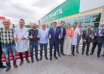 Governador visita Hospital Infantil e exalta a realização de cirurgias cardíacas em crianças no Piauí