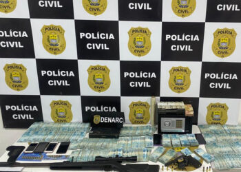 Operação contra o tráfico de drogas apreende cofre e cerca de R$ 150 mil em forro de banheiro