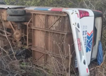 Ônibus tomba em Cocal de Telha e 15 pessoas ficam feridas