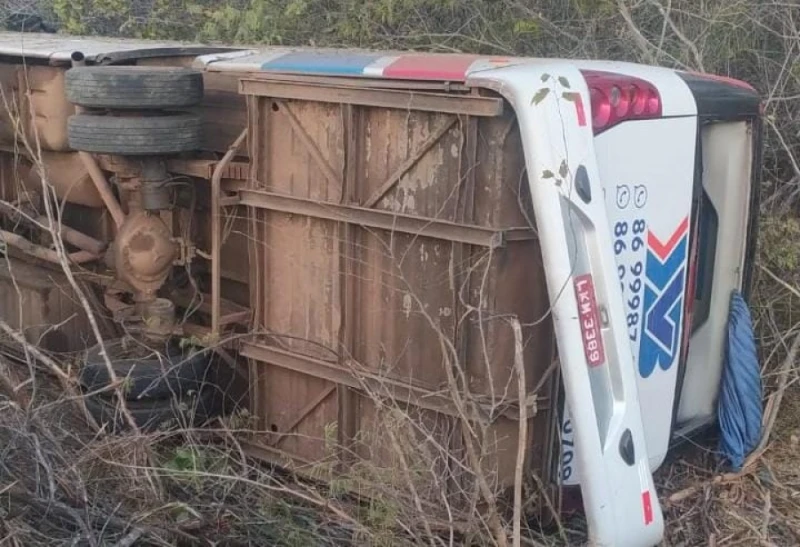Ônibus tomba em Cocal de Telha e 15 pessoas ficam feridas