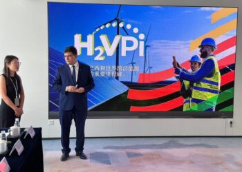 Em busca de investidores na China, governador visita Zona Internacional que abriga 170 empresas da área do Hidrogênio