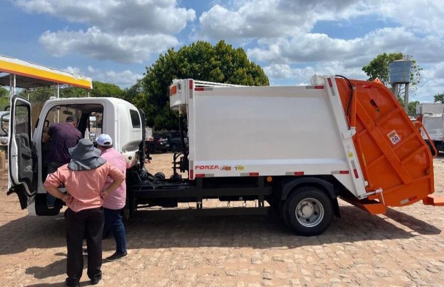 Prefeito de José de Freitas entrega novo caminhão compactador de lixo à população