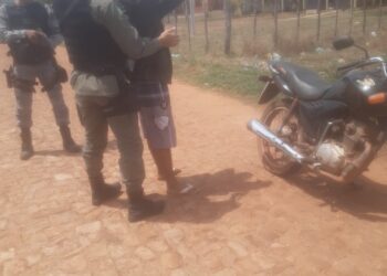 Polícia Militar 16° BPM apreendeu uma motocicleta e um suspeito em José de Freitas.