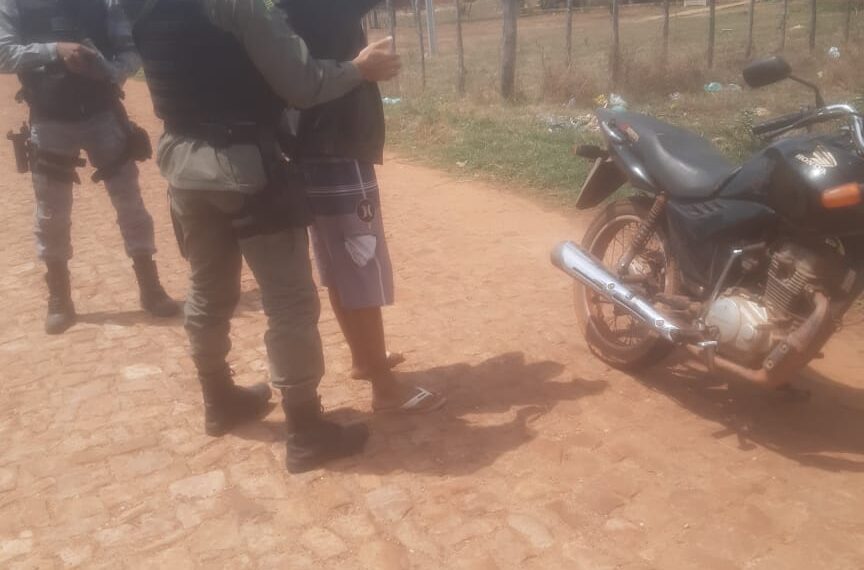 Polícia Militar 16° BPM apreendeu uma motocicleta e um suspeito em José de Freitas.