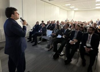 Rafael Fonteles apresenta potencial do Piauí na maior feira de hidrogênio verde do mundo, na Bélgica