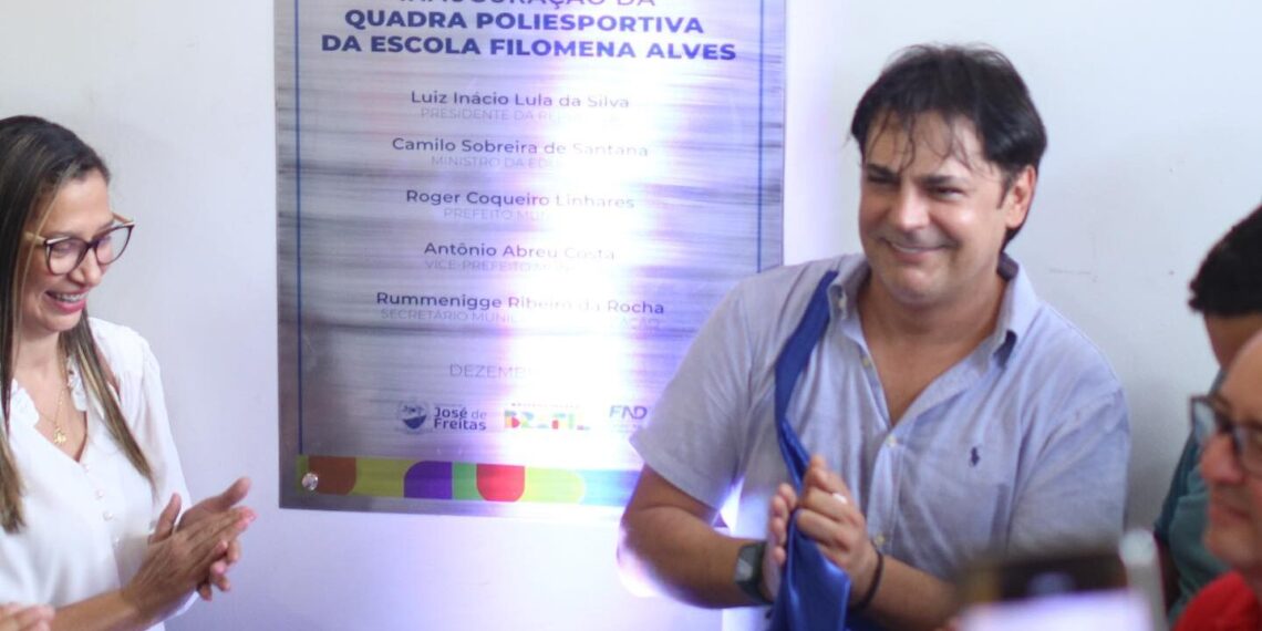 Prefeito Roger Linhares inaugura quadra esportiva na Escola Municipal Filomena Alves