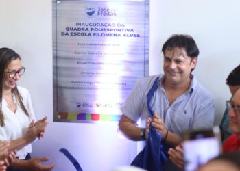 Prefeito Roger Linhares inaugura quadra esportiva na Escola Municipal Filomena Alves