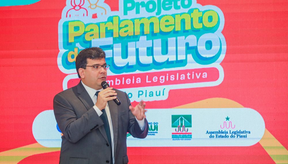 Governador entrega 30 chromebooks aos estudantes eleitos para o Parlamento do Futuro