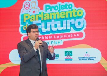 Governador entrega 30 chromebooks aos estudantes eleitos para o Parlamento do Futuro