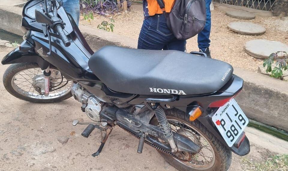 Policiais militares 16°BPM prende suspeito de roubar motocicleta em José de Freitas