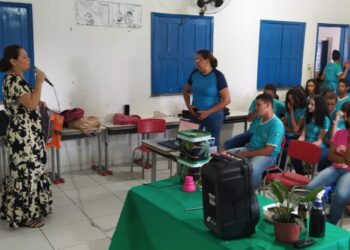 Alunos da Escola Estevam Joaquim de Sousa Assistem Palestra Sobre Ecologia Humana e Sustentabilidade