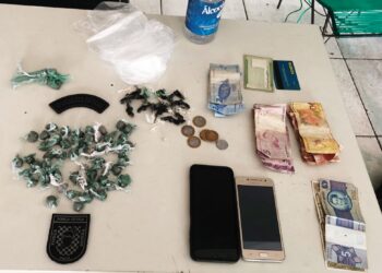 Polícia militar prende dois homens e apreende drogas em José de Freitas