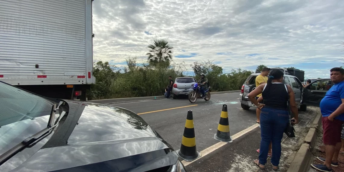 Acidente na PI-113 em José de Freitas envolvendo um caminhão e três carros de passeio